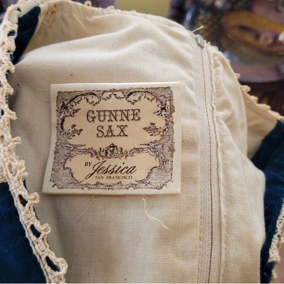 Vintage 1970s Gunne Sax
Renaissance Teal Velvet crochet lace Ivory. US4 - Picture 10 of 10